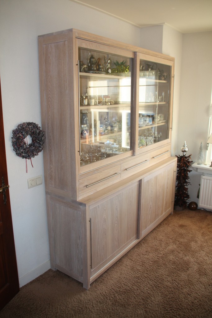 Wooncombinatie – servieskast, eettafel en side-table